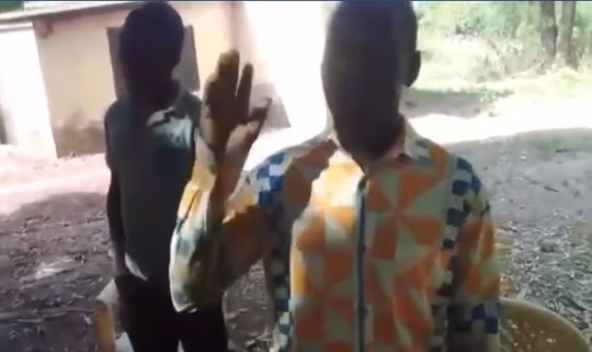 O momento de oração ocorreu entre algumas famílias da aldeia Konkomba de Koni, em Gana. (Imagem: Facebook / Reprodução)