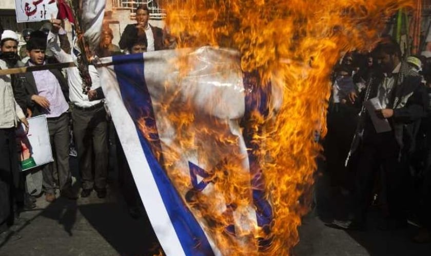 Bandeira de Israel sendo queimada por ativistas anti-Israel no Irã. (Foto: Reprodução/Twitter)