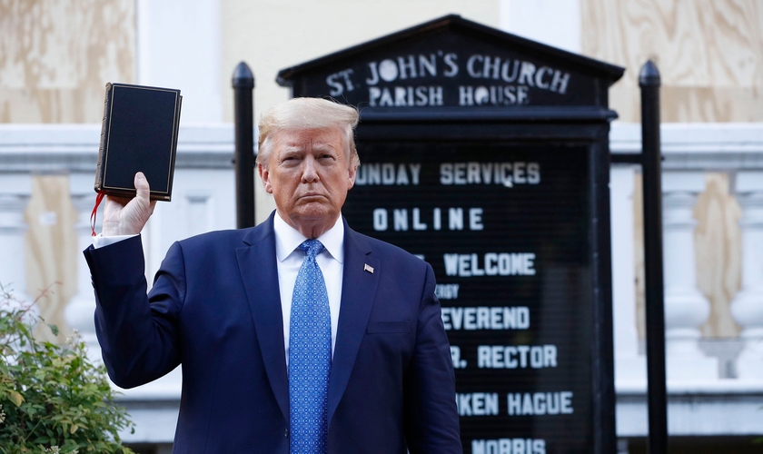 Donald Trump segura uma Bíblia enquanto visita a Igreja de St. John, próxima à Casa Branca. (Foto: AP/Patrick Semansky)