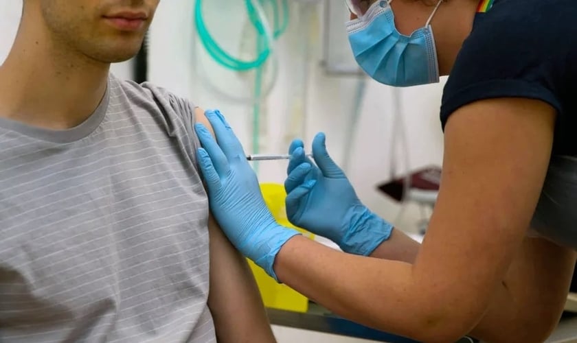 Imagem retirada de vídeo mostra voluntário recebendo injeção durante teste de vacina experimental de Covid-19 realizado pela Universidade de Oxford, em 25 de abril. (Foto: Reprodução/University of Oxford via AP)