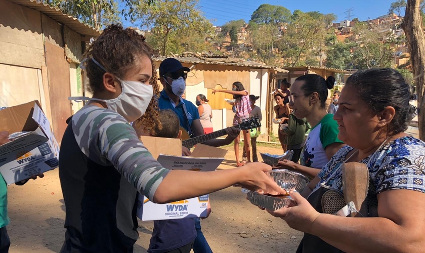 Voluntários cristãos entregam as refeições diariamente. (Foto: Everaldo Carlos)