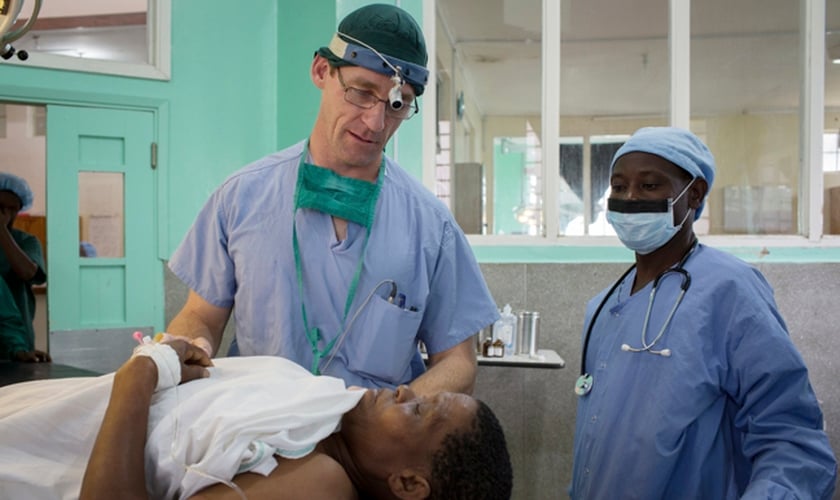 Andrew Browning examina uma mulher na África. (Foto: Reprodução/ Collective Hub)