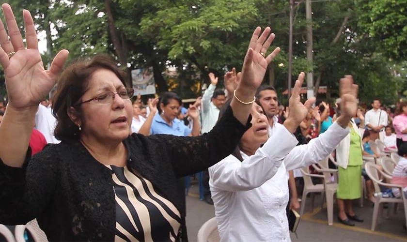 Cristãos evangélicos durante culto em El Salvador. (Foto: Reprodução/CBN News)