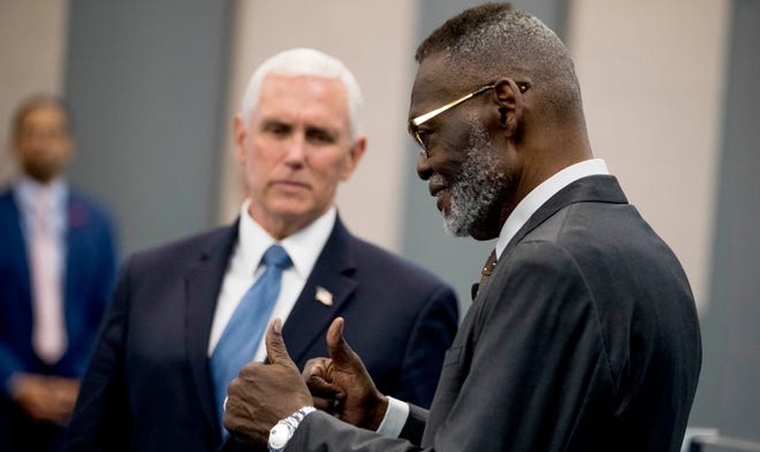Vice presidente dos EUA, Mike Pence, e o bispo Harry Jackson na Hope Christian Church. (Foto: Andrew Harnik/AP)