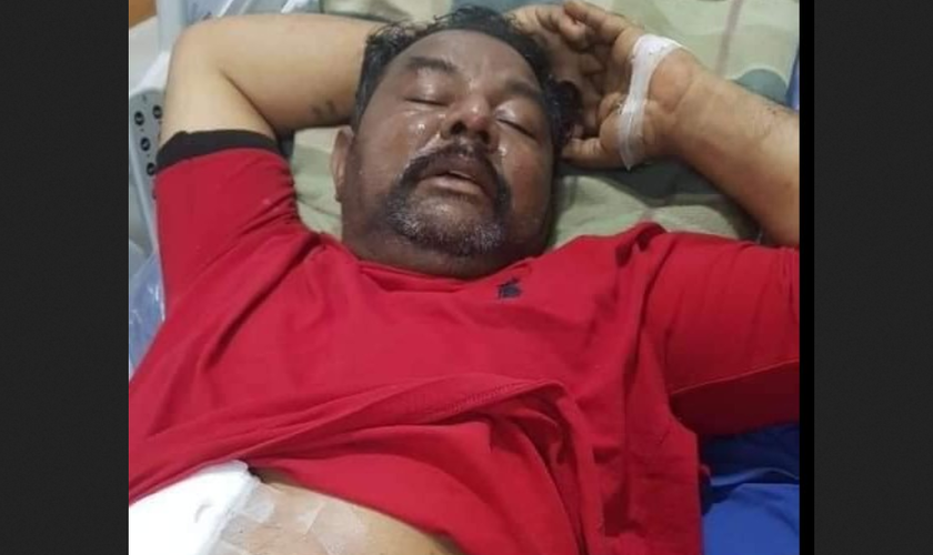 Nadeem Joseph após ser ferido a bala por muçulmanos. (Foto: Reprodução / Herald Malaysia)