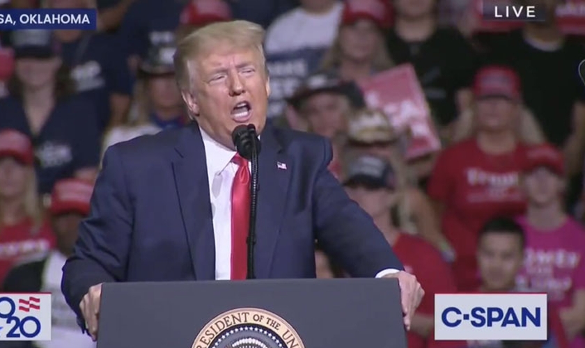 Trump durante discurso de campanha em Tulsa, Oklahoma. (Foto: Reprodução / Info Wars)