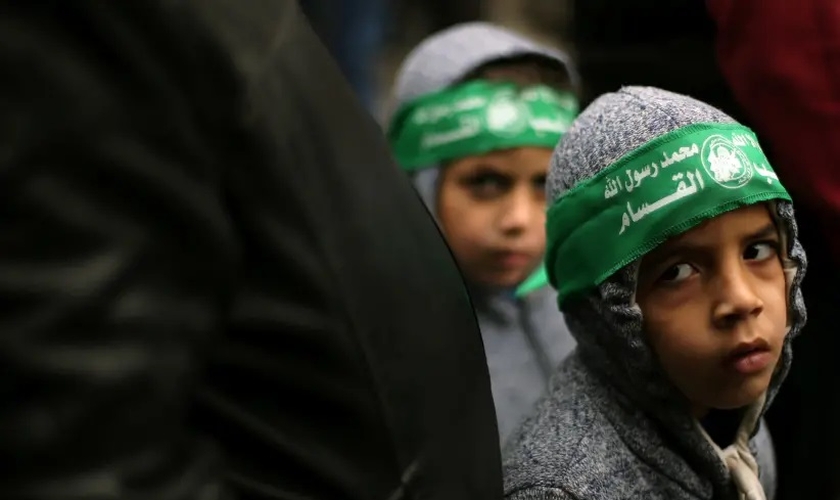 Crianças palestinas usando bandanas do Hamas participam de uma manifestação contra a decisão do presidente Trump de reconhecer Jerusalém como a capital de Israel, na Faixa de Gaza. (Foto: Reprodução: Ibraheem Abu Mustafa / Reuters)
