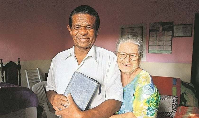 Pastor Evandro com a mulher, Onércia, e a Bíblia, já em casa. (Foto: Dayana Souza/AT)
