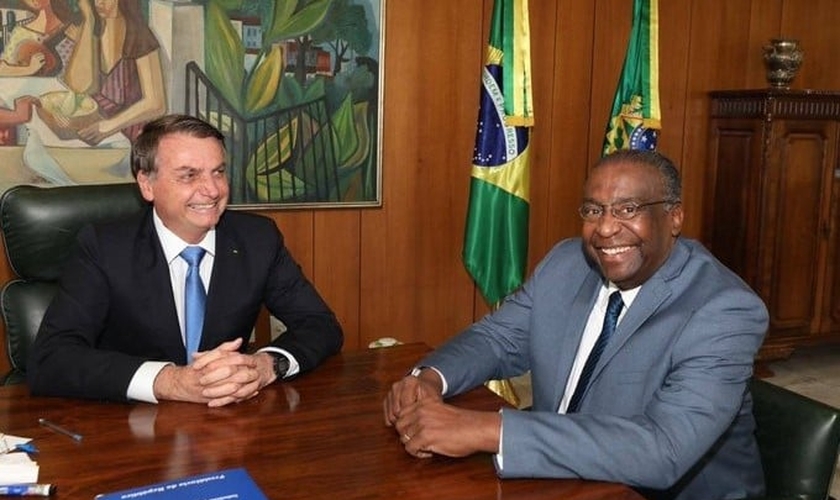 O presidente Jair Bolsonaro ao lado do novo ministro da Educação, Carlos Alberto Decotelli da Silva. (Foto: Reprodução/Twitter)
