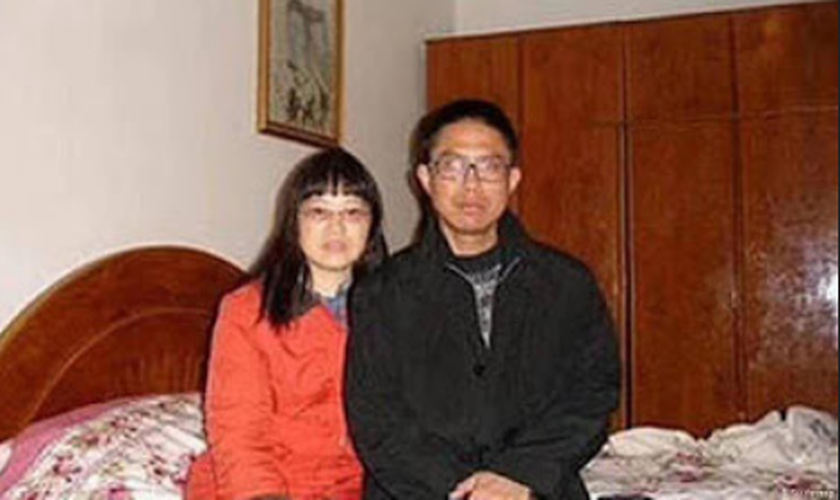 Liu Xianbin com sua esposa, Chen Mingxian, em casa esta noite. (Foto: Reprodução/ChinaAid)