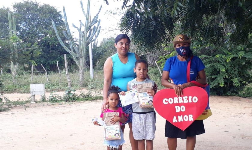 Edileusa (à direita), percorreu 12 km e visitou 54 crianças em lugares sem acesso à internet. (Foto: Divulgação)