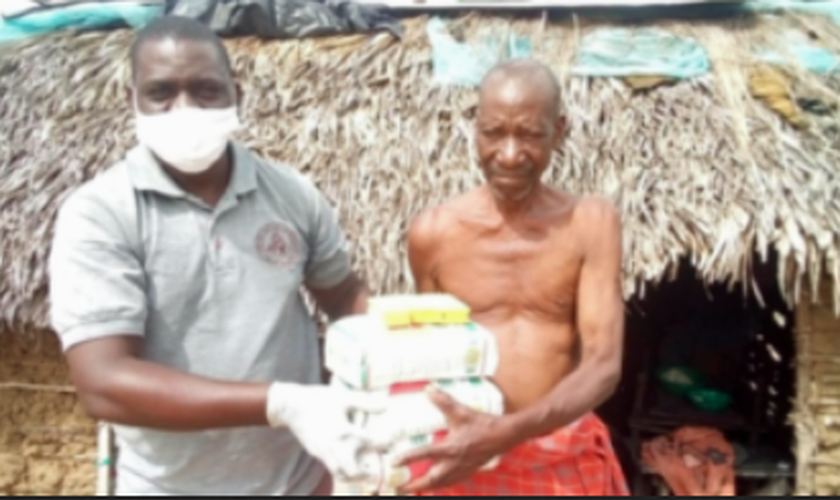 Jonas durante distribuição de alimentos no Quênia. (Foto: Reprodução/TTI)