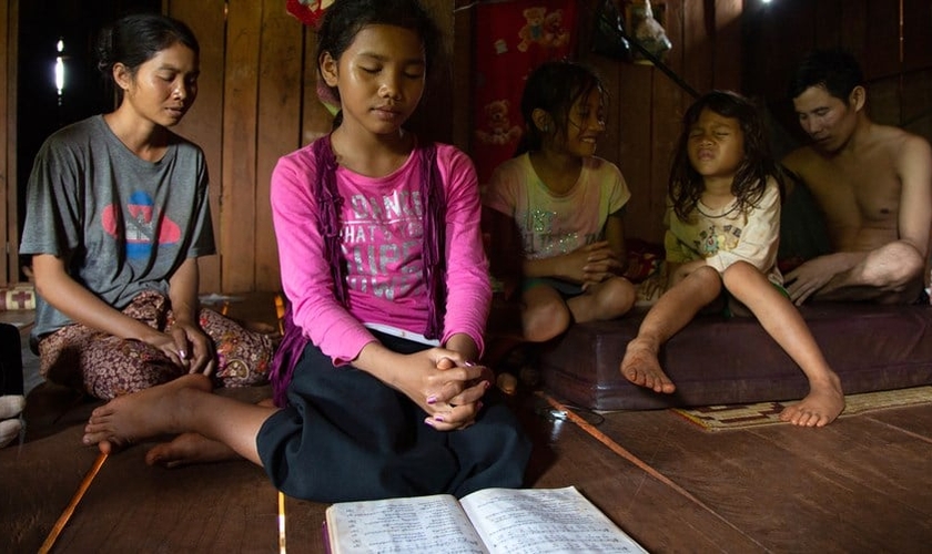 Seo (no canto direito) e sua família passaram a confiavar apenas em Jesus.  (Foto: Reprodução / IMB)