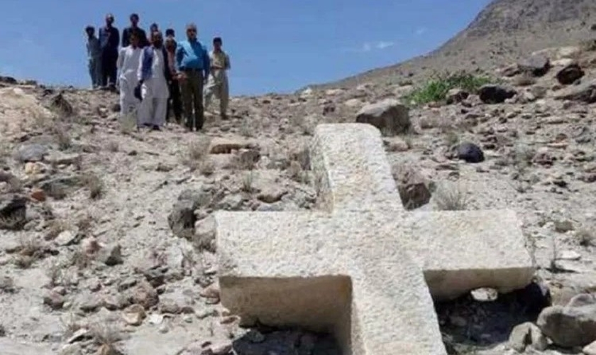 Grupo de moradores posando junto à cruz antiga no Paquistão. (Foto: Reprodução / Pamir Times)