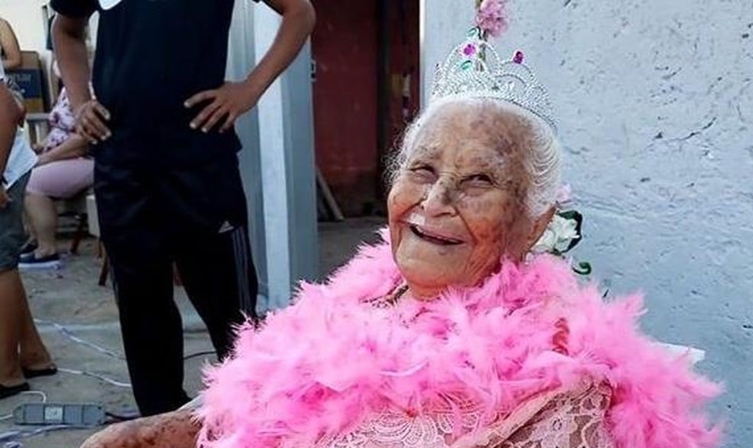 Maria Dias foi surpreendida com uma carreata de aniversário. (Foto: Paula Alves/Inter TV Grande Minas)