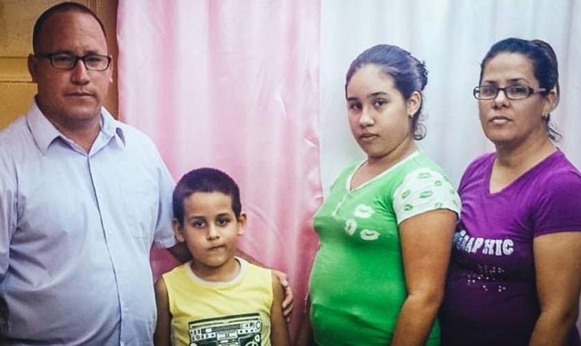 O Pr. Ramón Rigal ao lado da esposa Ayda Expósito e dos filhos. (Foto: Reprodução / Periodic Cubano)