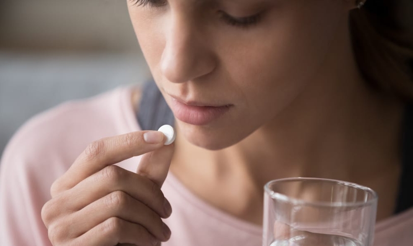Reino Unido aprovou provisoriamente o uso de pílulas abortivas em casa para que mulheres não precisem ir a clínicas para realizar o procedimento. (Foto: Getty Images)