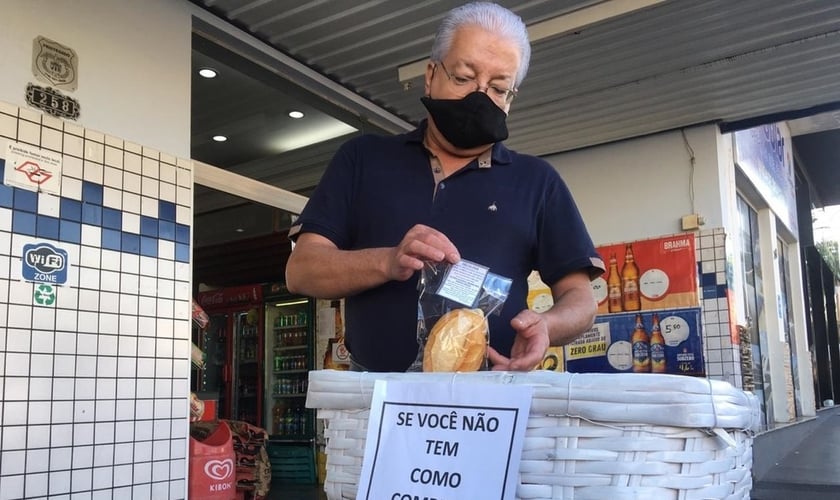 Dono de padaria doa pães a pessoas carentes em Dracena, interior de SP. (Foto: Carlos Volpi/TV Fronteira)