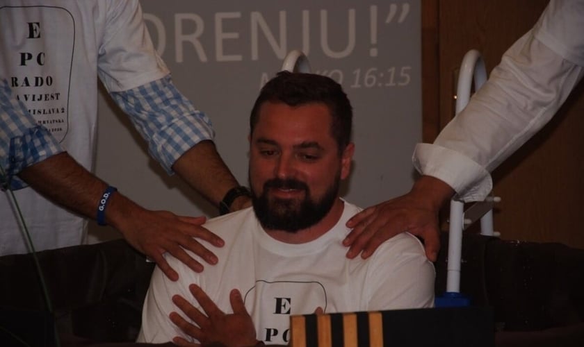 Novo cristão se batiza na Igreja da Boa Nova, na Croácia. (Foto: Reprodução / TEN)