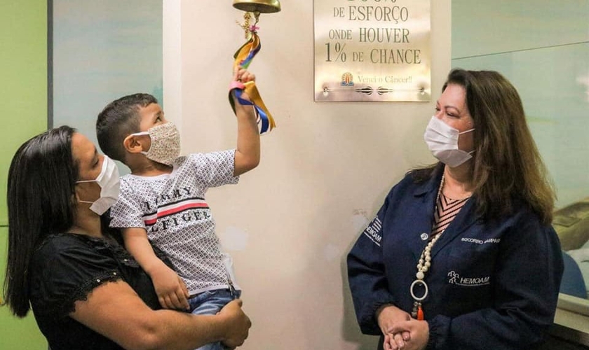 Brener Lorenzo, de 4 anos, toca o sino da cura após dois anos e meio de tratamento. (Foto: Governo do Amazonas)