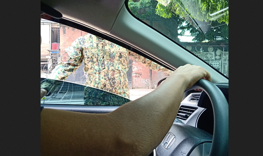 Foto do momento em que o Pr. Ernie Gequilan para no posto policial. (Foto: Reprodução/Facebook)