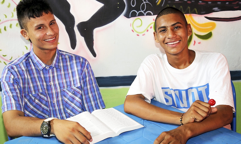 Hoje Mateo [à esquerda] influencia outros jovens de sua comunidade a conhecer Jesus. (Foto: Reprodução / Compassion)
