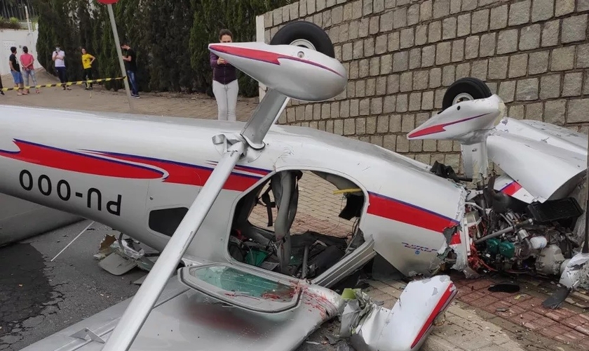 Acidente com avião ocorreu na manhã deste sábado em Guabiruba. (Foto: Corpo de Bombeiros/ Divulgação)