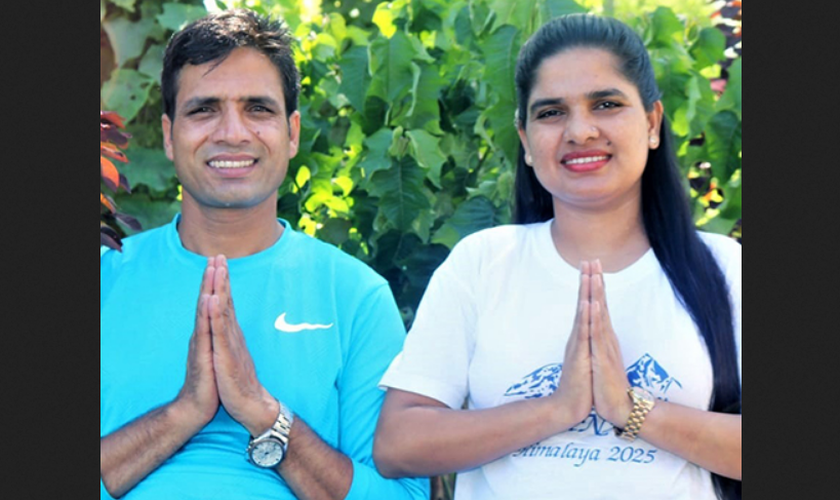 Pastor Keshab Raj Acharya e sua esposa Junu após sua libertação sob fiança no Nepal. (Foto: Reprodução / Morning Star News)