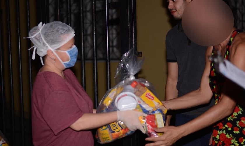 Missionários distribuem ajuda durante a pandemia a pessoas vulneráveis no Ceará. (Foto: Iris Fortaleza)