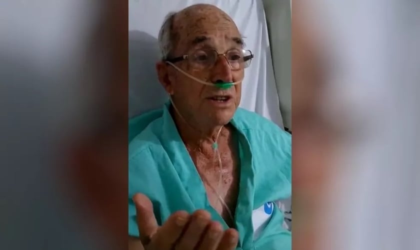 Paciente Gabriel Teixeira cantando no hospital de Itumbiara. (Foto: Reprodução/TV Anhanguera)