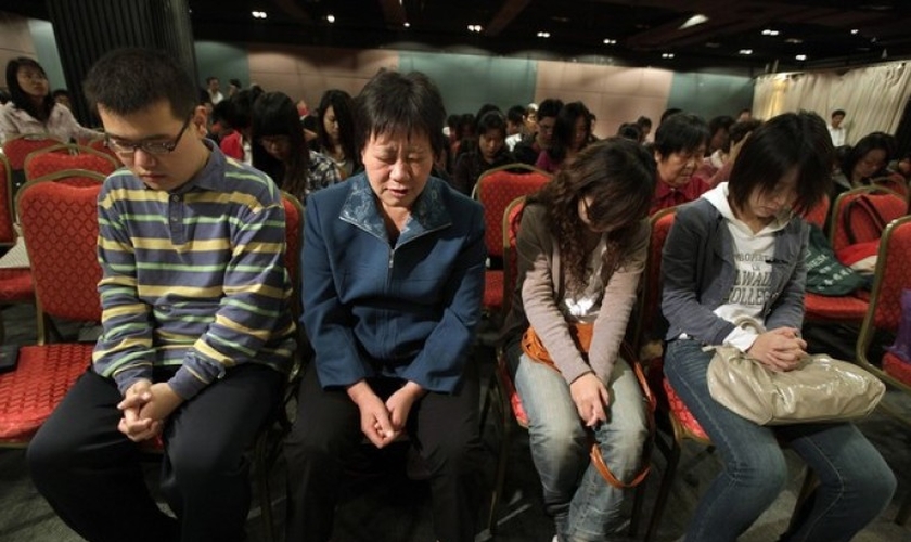 Cristãos participam de um culto de domingo em uma igreja não registrada pelo governo, no distrito de Pequim, em outubro de 2010. (Foto: REUTERS/PETAR KUJUNDZIC)