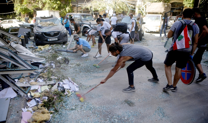 Voluntários limpam detritos das ruas após a explosão: "Não temos um estado para tomar essas medidas". (Foto: Reprodução / AJ Plus)