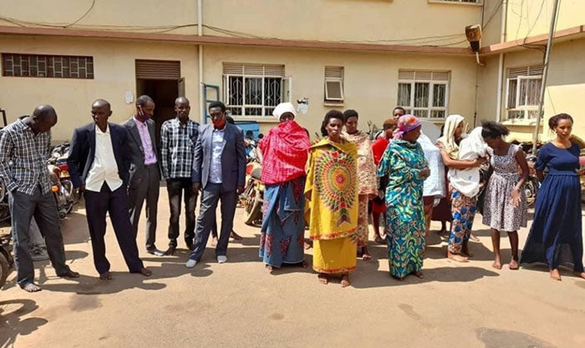 Fiéis e pastores de Uganda presos em 2 de agosto de 2020. (Foto: Reprodução / UGCN)