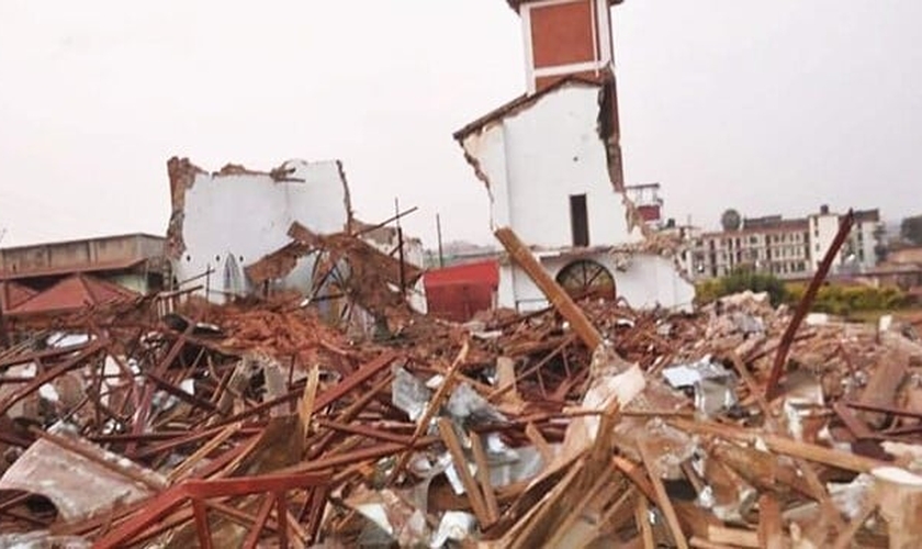 O prédio da igreja após ser demolido. (Foto: Reprodução / James Kabengwa)