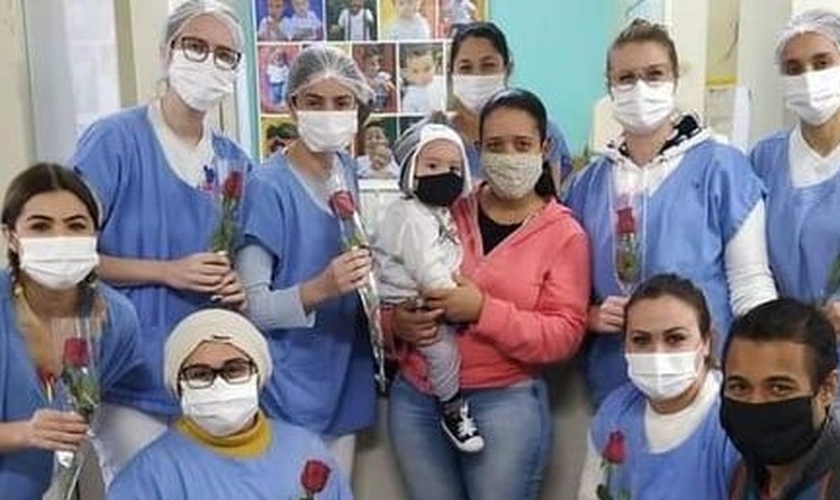 Lorenzo com a equipe médica que cuidou dele no hospital. (Foto: Reprodução / TNOline)