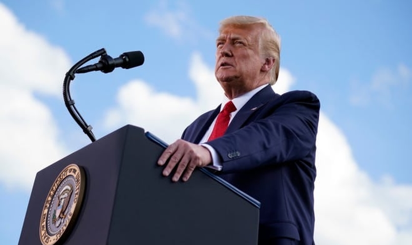 Donald Trump durante comício no aeroporto de Wittman, na cidade de Oshkosh, nos EUA. (Foto: AP/Evan Vucci)