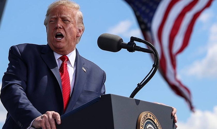 Donald Trump faz discurso de campanha no aeroporto de Mankato, no estado de Minnesota. (Foto: Tom Brenner / Reuters)