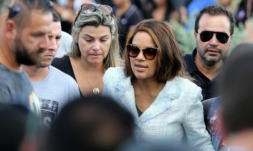 Flordelis (de casaco branco) durante o enterro de Anderson do Carmo de Souza. (Foto: Wilton Junior/Estadão Conteúdo)