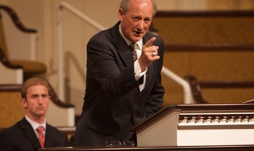 Pastor Jack Trieber lidera a North Valley Baptist Church, na Califórnia, que foi multada após cristãos cantarem em culto. (Foto: Stuff Fundies Like)