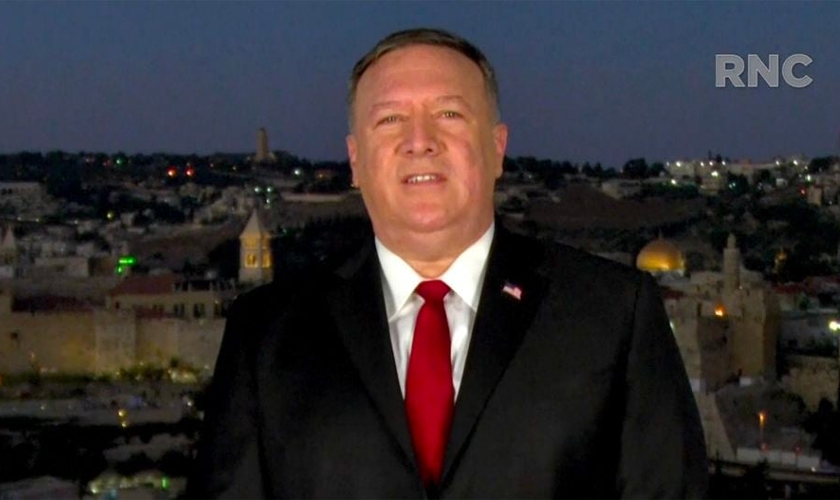 Com Jerusalém ao fundo, Mike Pompeo se dirige à Convenção Nacional Republicana nos EUA. (Foto: Reuters)