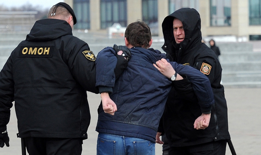 Policiais detém homem em protesto contra as detenções ocorridas na Bielorrússia. (Foto: Viktor Drachev/TASS/Alamy)