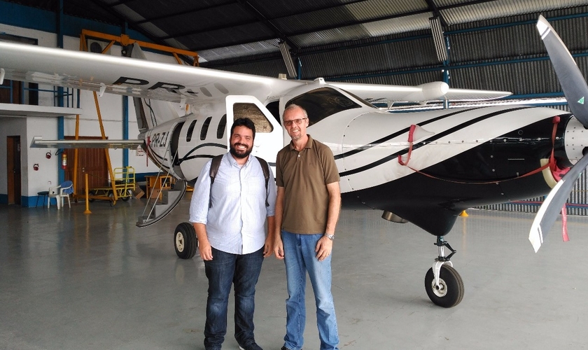 Dr. Edmilson Almeida (ANAJURE) e o Missionário Márcio Rempel, no hangar da agência missionária Missão do Céu (MDC), em Manaus/AM - Imprensa ANAJURE.