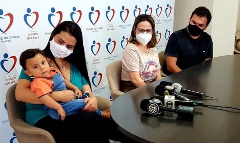 Heitor Araújo nos braços de sua mãe e junto ao pai em entrevista coletiva no dia da alta médica. (Foto: Reprodução / Hospital do Coração)