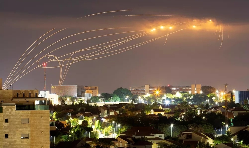 Em 21 de agosto, sistema anti-míssil Cúpula de Ferro dispara mísseis de interceptação conforme foguetes são lançados de Gaza em direção a Israel, visto da cidade de Ashkelon. (Foto: Amir Cohen/Reuters)
