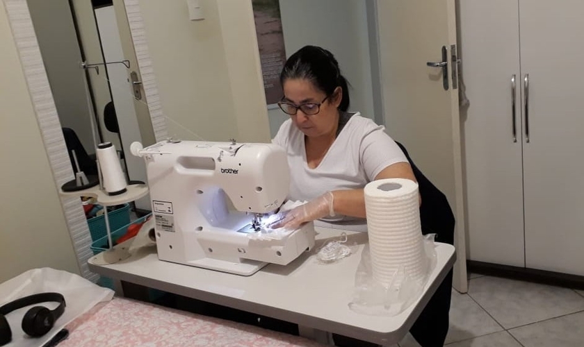 Alaide doa máscaras para quem não tem ou precisa trocar. (Foto: Arquivo pessoal)