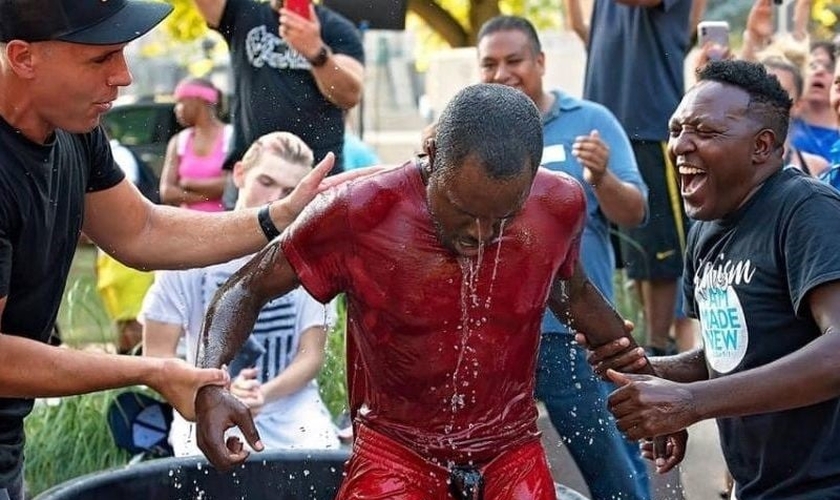 Jovem é batizado nas ruas de Wisconsin. (Foto: Reprodução / GOD TV)