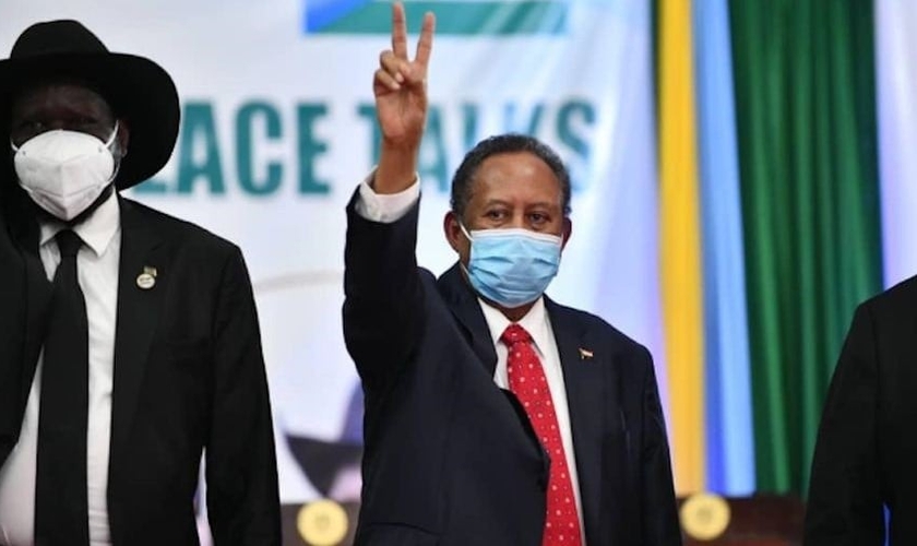 O primeiro ministro do Sudão, Abdullah Hamdok e o presidente do Sudão do Sul, Salva Kiir, (à esquerda), após a assinatura do acordo que põe fim ao status oficial da religião islâmica. (Foto: Reprodução / Twitter Memri Spanish)