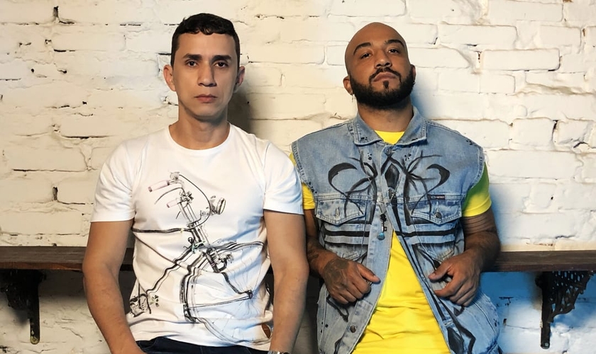 DJ Roger Vale (esquerda) e Saulo de Tarso (direita) gravaram juntos o clipe de "Cansei". (Foto: Bruno Rocha)