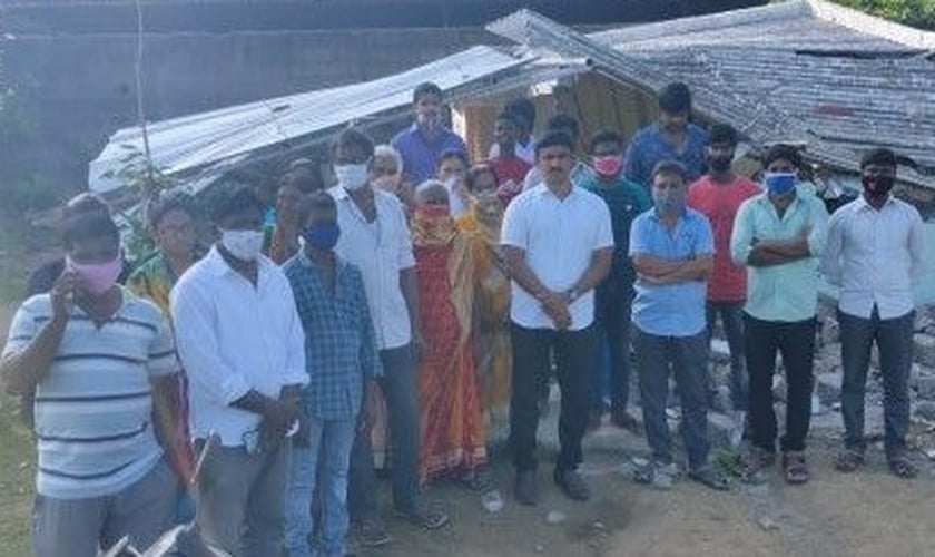 Membros da Grace Prayer House, incluindo o pastor Shyam Kumar, do lado de fora do prédio da igreja demolido. (Foto: Reprodução / Facebook)
