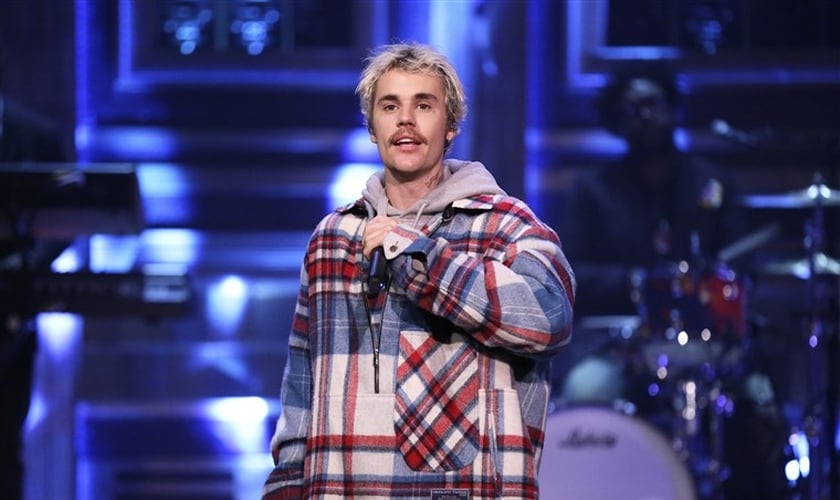Justin Bieber canta em talk show americano apresentado por Jimmy Fallon. (Foto: Andrew Lipovsky/NBC)